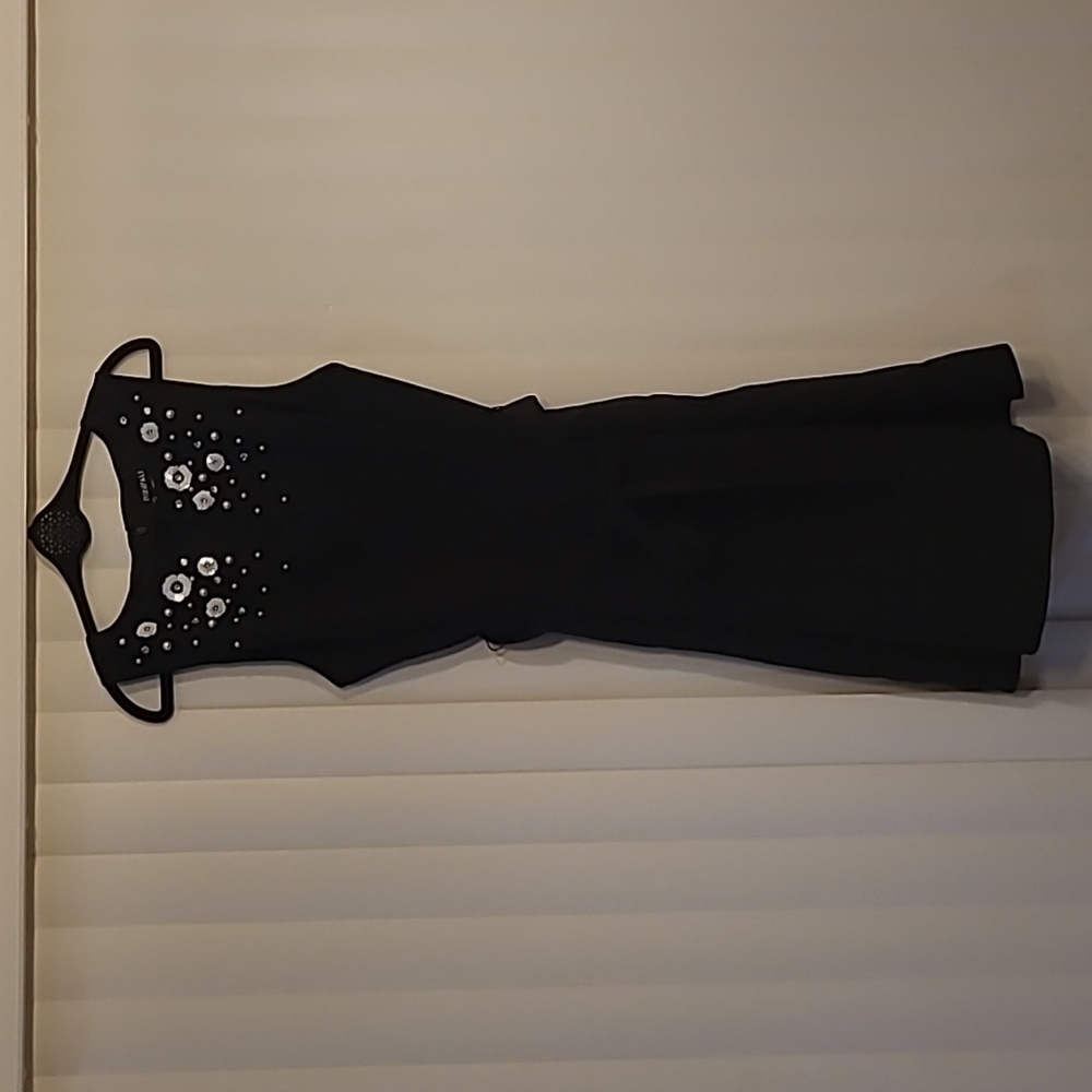 Embelished knee length sleveless dress.
